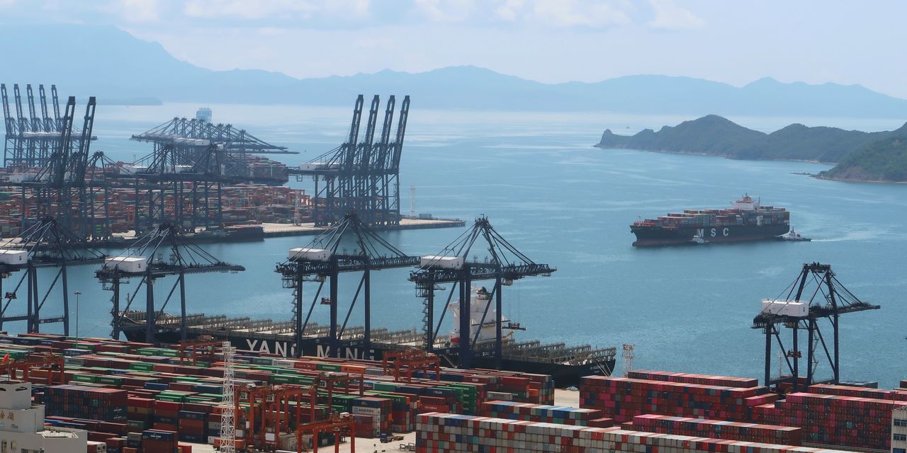 Chinese Port Logjam Threatens Christmas Shipping Rush