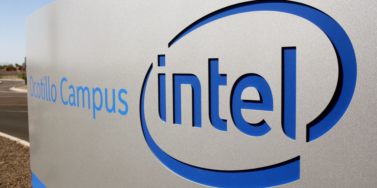 Intel Delays New Chip in First Setback for CEO Gelsinger’s Turnaround Effort