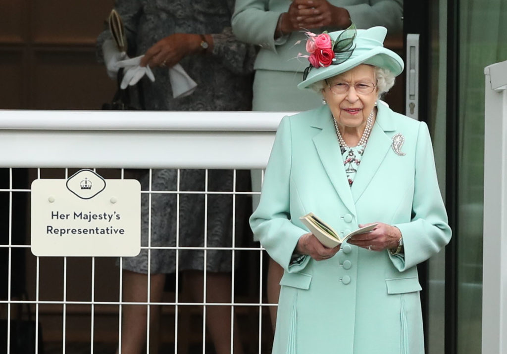 Queen beams as she returns to Ascot after COVID-19 hiatus
