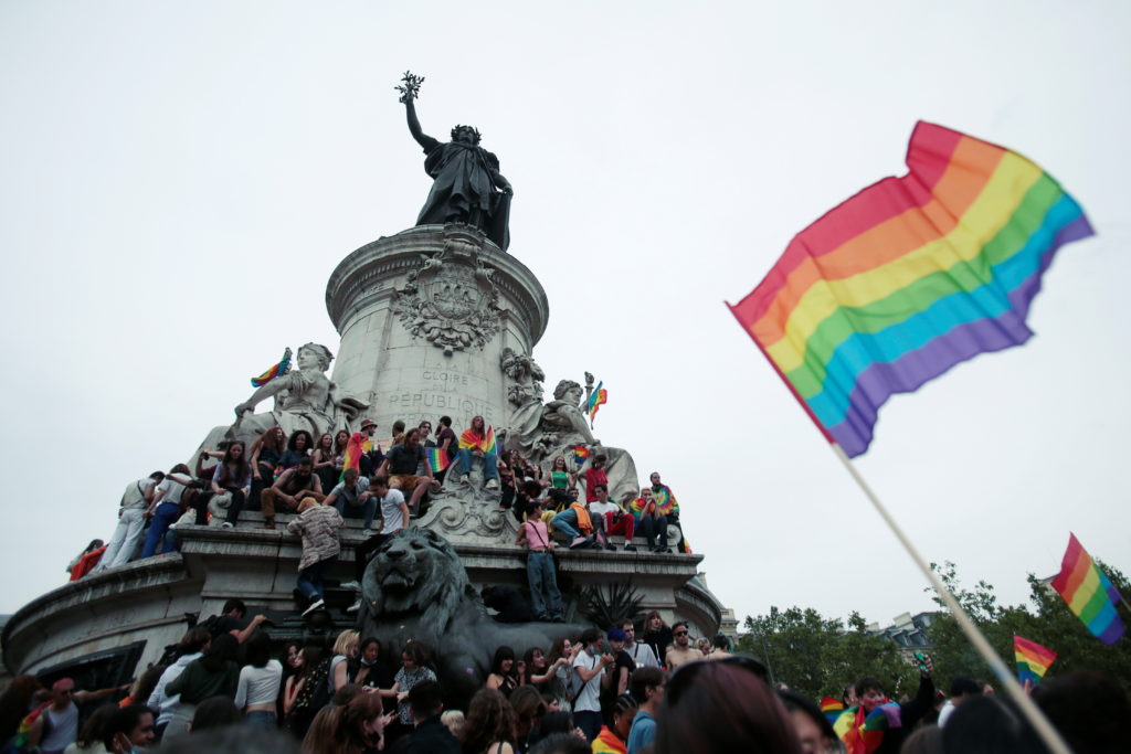 France legalizes IVF for lesbians and single women