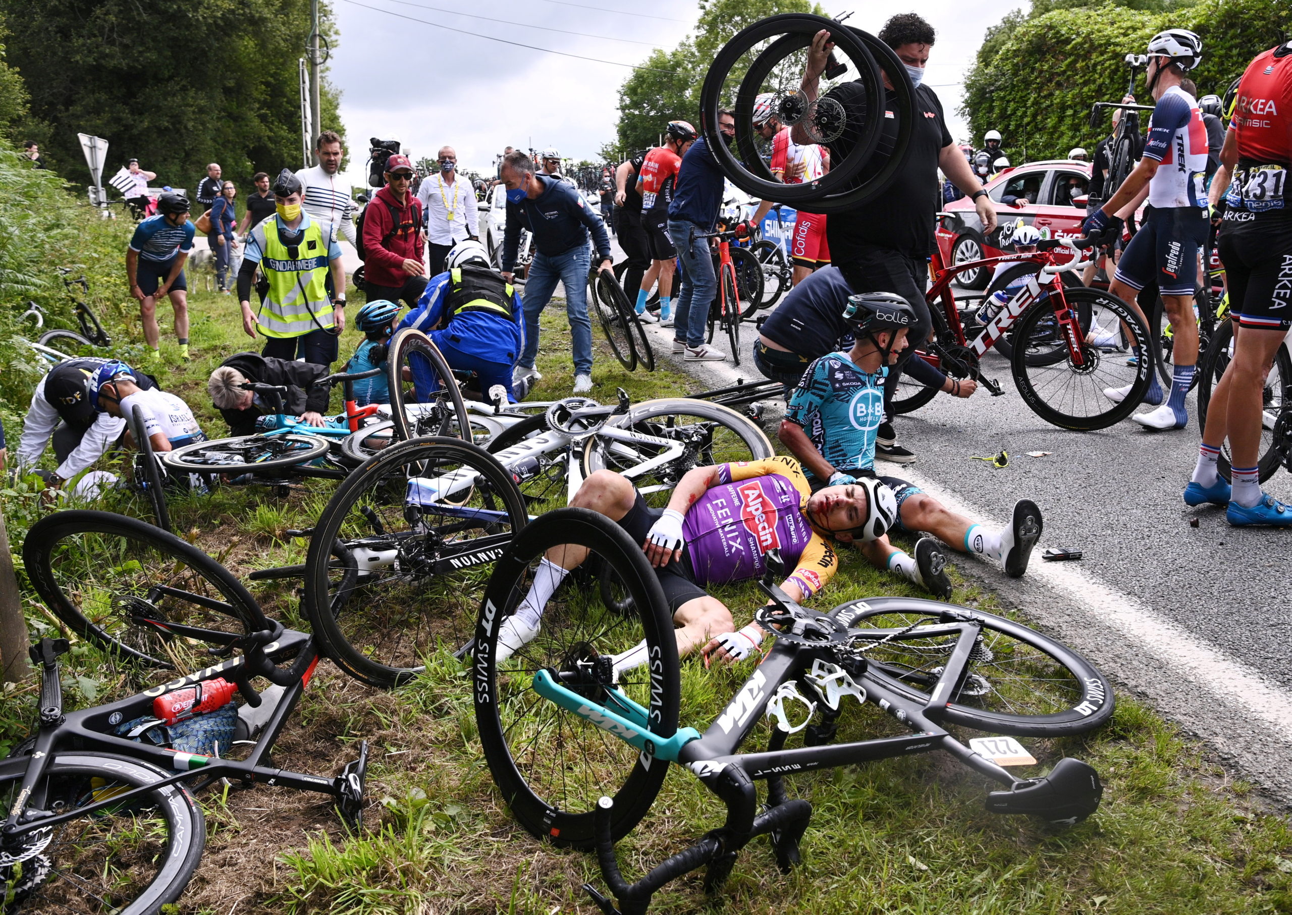 Tour de France drops lawsuit against fan who caused crash