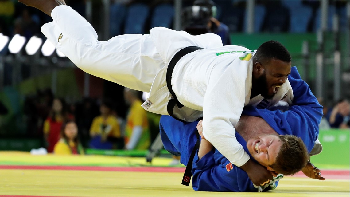 How is judo scored at the Olympics?