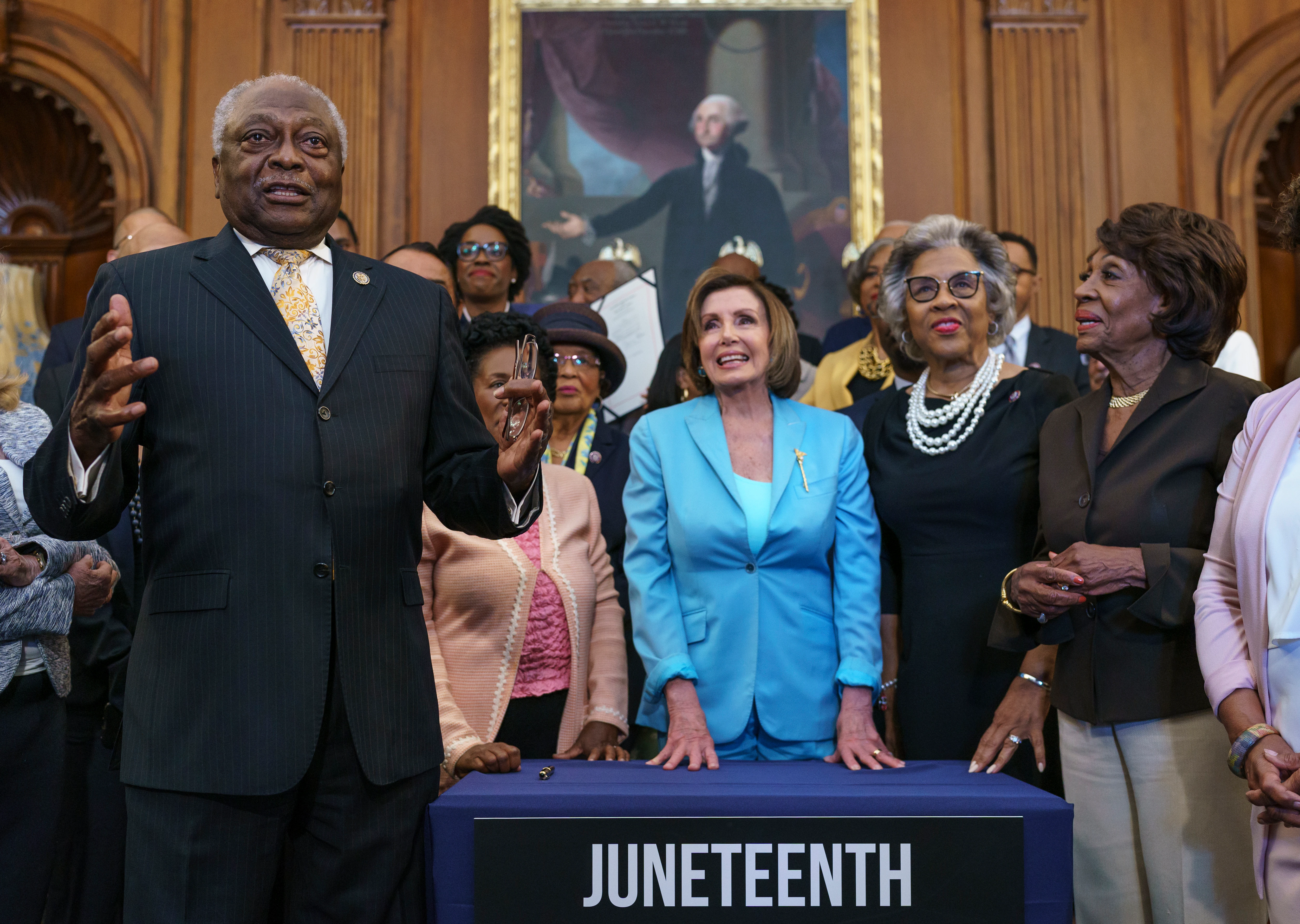 Biden Signs Into Law Creation of Juneteenth Holiday | Voice of America