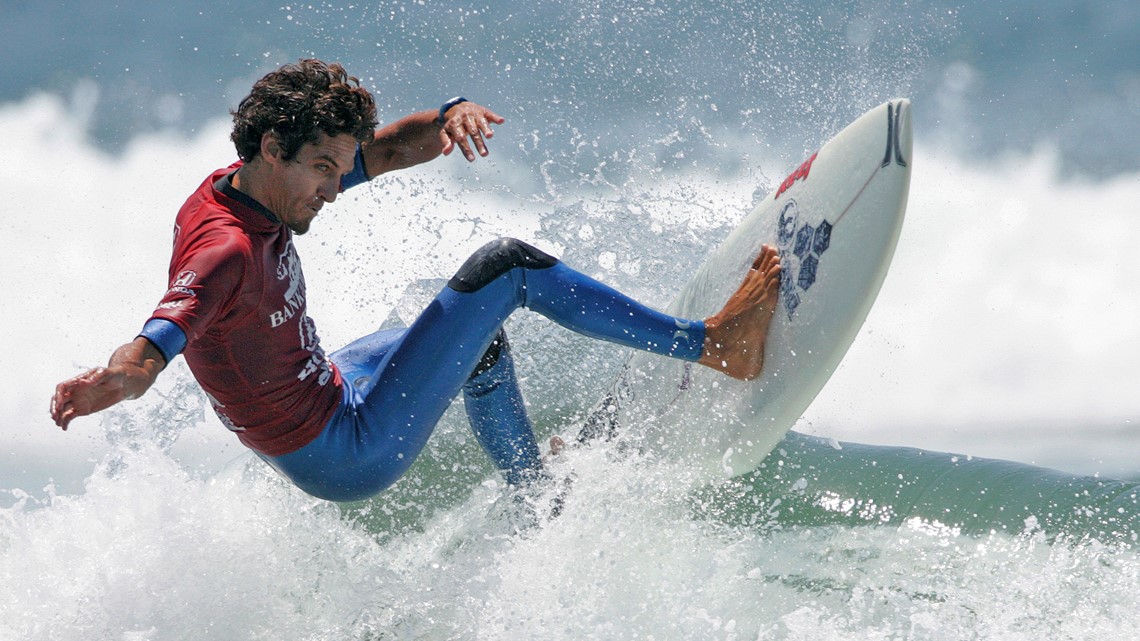 How is surfing scored at the Olympics?