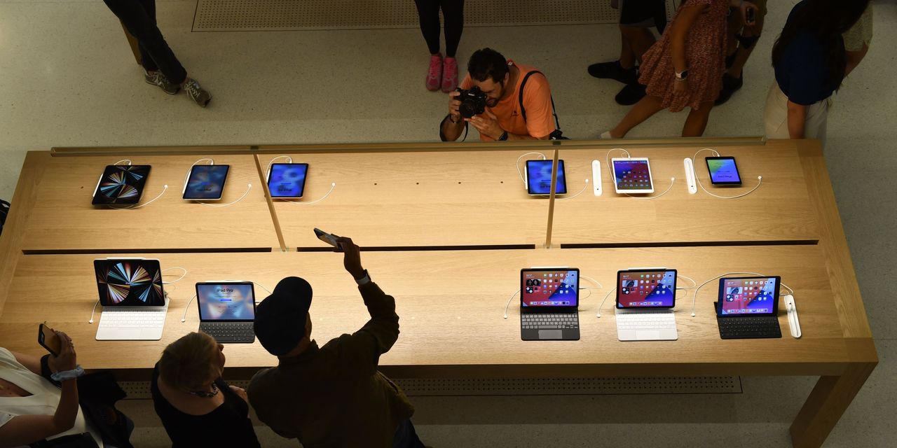 Apple Expected to Post Record Profit, With Strong iPhone, Device Demand