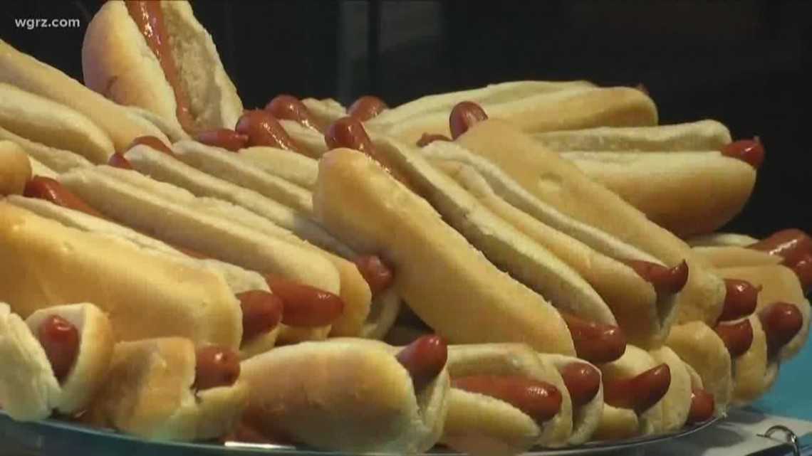 Chestnut sets new record as hot dog contest brings fans back