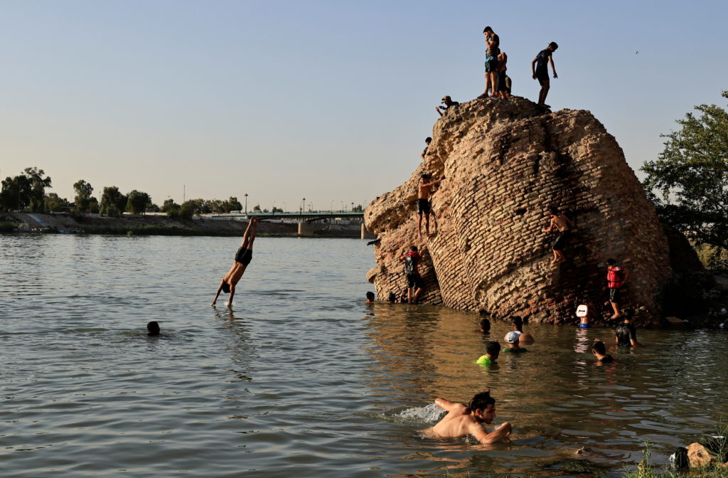 Power outages hit Iraq amid scorching temperatures