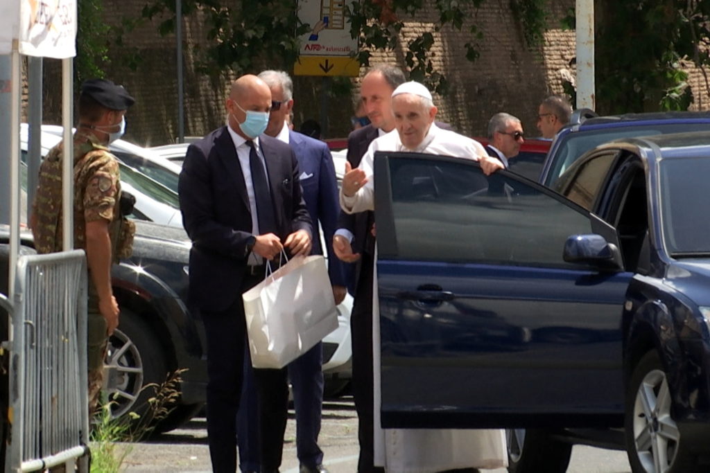 Pope Francis returns to Vatican 10 days after surgery