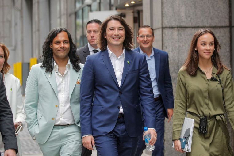 Robinhood slides over 10% in grim Nasdaq debut, Companies & Markets News & Top Stories