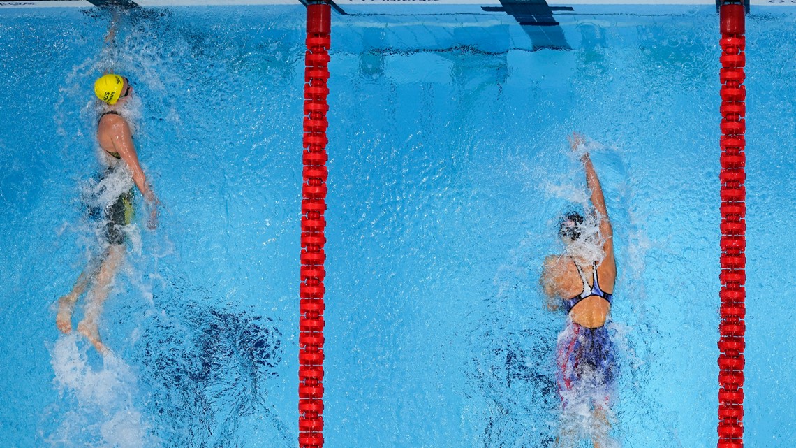 400m freestyle: Ariarne Titmus of Australia beats Katie Ledecky