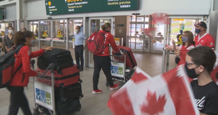 ‘I’ve dreamed of this’: B.C.’s bronze medal winning softballers arrive home in Vancouver