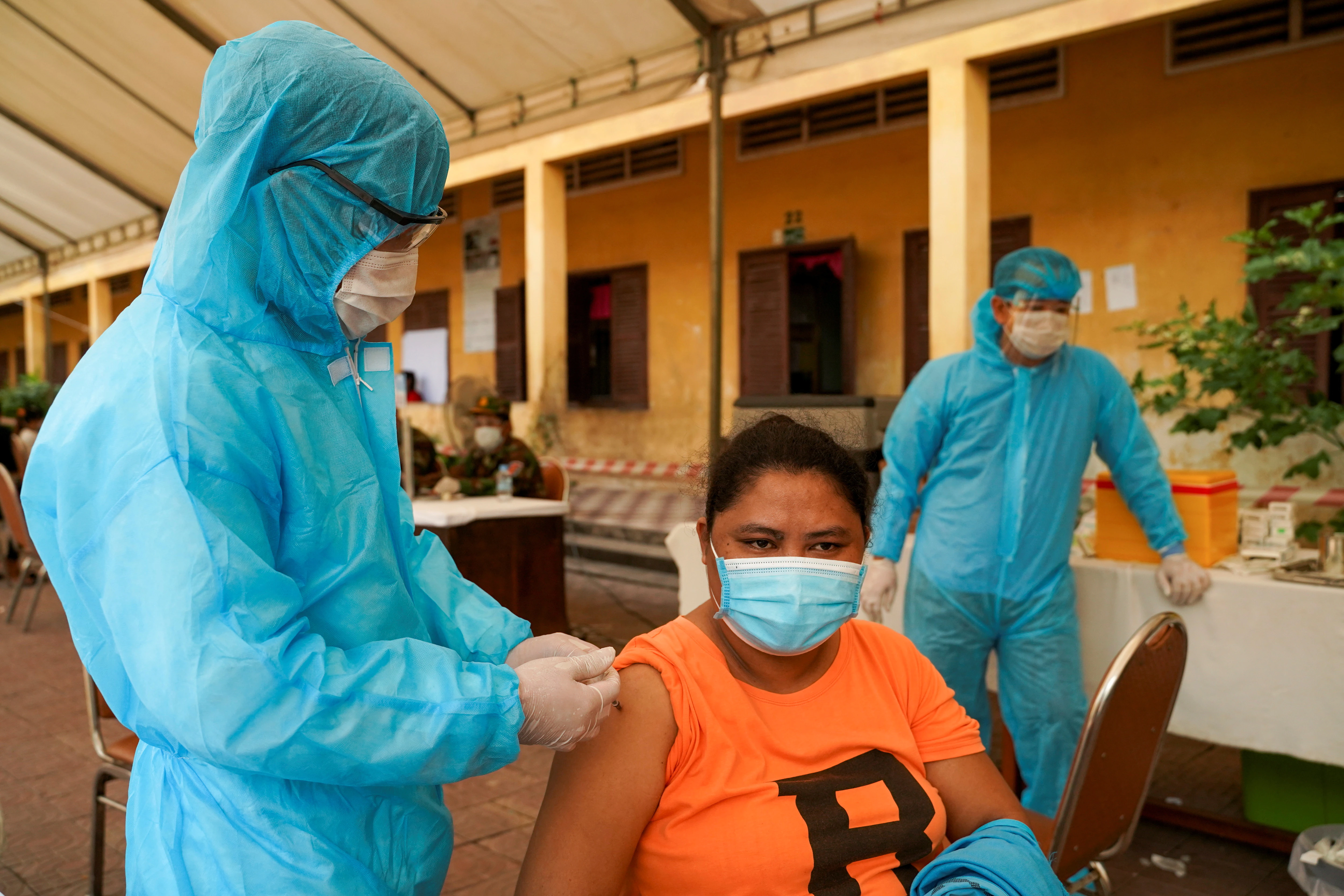 Cambodia Backs Vaccinations as COVID-19 Case Load Soars | Voice of America