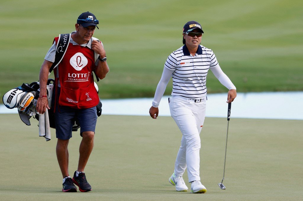 Coach to assist Yuka Saso in Tokyo bid as caddie suffers heat stroke