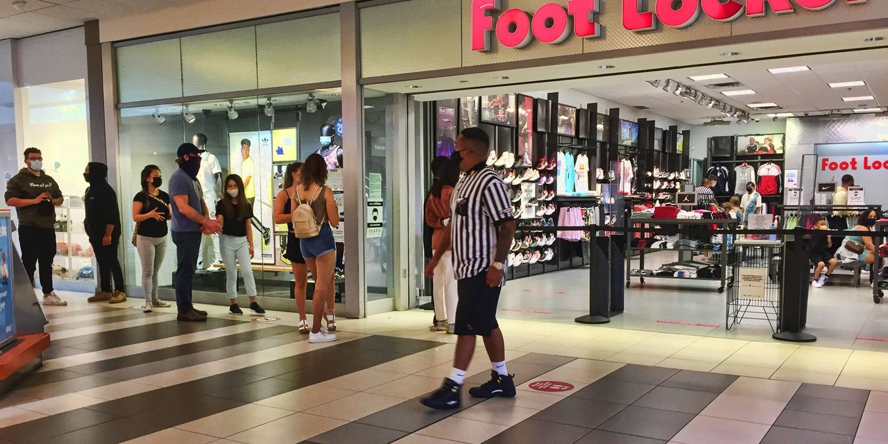 Foot Locker’s Sneaker Spree Lacks Cheering Fans