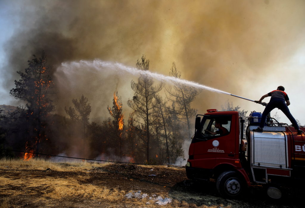 Thousands evacuated as Turkey battles wildfires