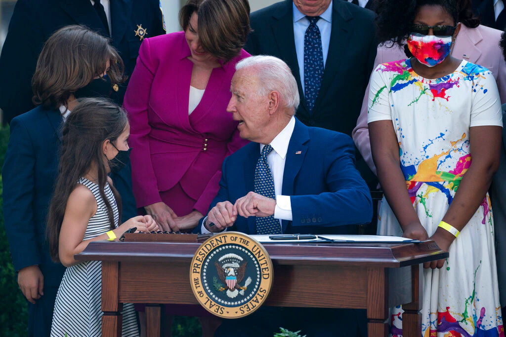 Biden Signs Bill Awarding Medals to US Capitol Riot Responders | Voice of America