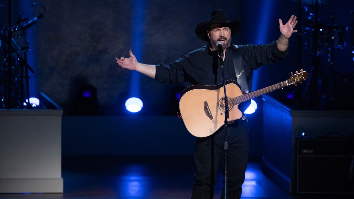 COVID surge prompts Garth Brooks to reassess stadium tour