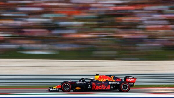 Verstappen edges Hamilton for US Grand Prix pole in front of 120,000 fans