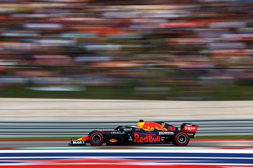 Verstappen edges Hamilton for US Grand Prix pole in front of 120,000 fans