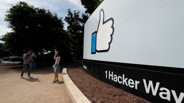 Facebook Expected to Post Slower Sales Growth With Apple Privacy Policy