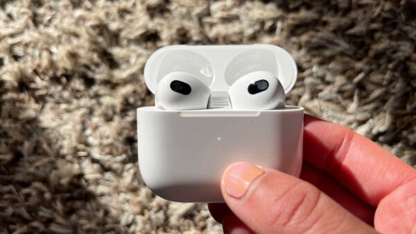 New Apple AirPods Review: Great Sound, if They Stay in Your Ears