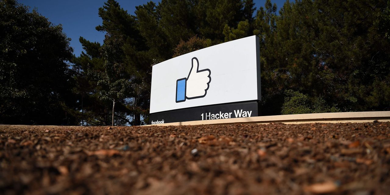 Facebook Goes Fishing for Likes From Wall Street