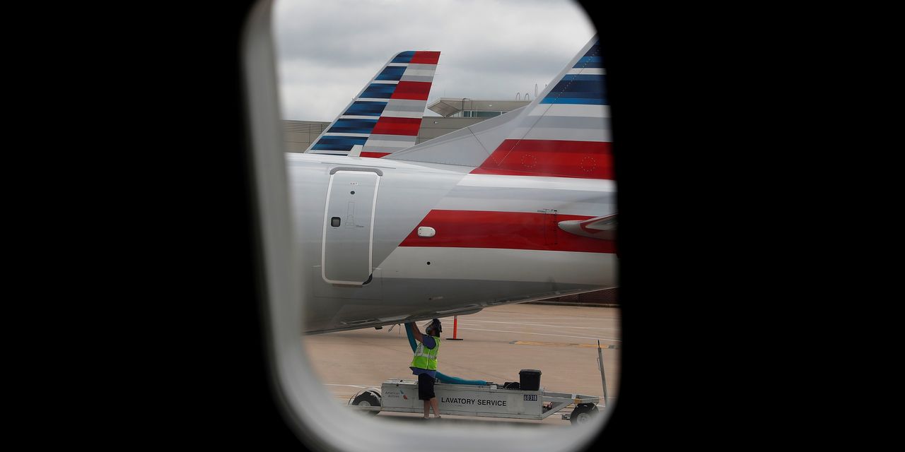 American Airlines Cancels Hundreds of Flights