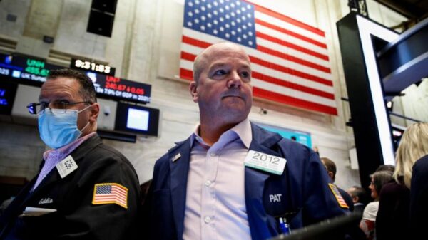 Dow, S&P 500 falls from records as Congress haggles, Companies & Markets News & Top Stories