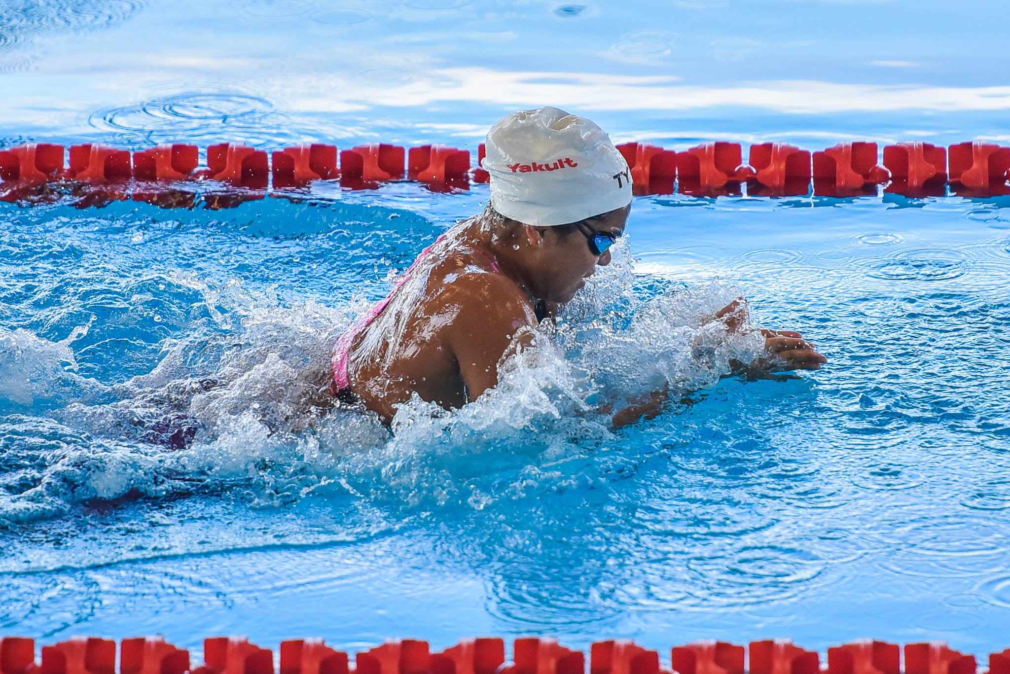 Thanya Dela Cruz sets new 50m breastsroke mark in national meet