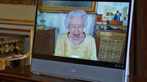 Queen Elizabeth II returns to Windsor Castle, carries out first duty since hospital stay – National