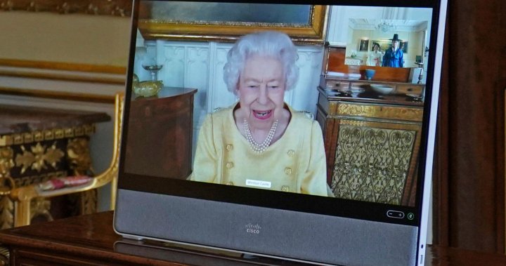 Queen Elizabeth II returns to Windsor Castle, carries out first duty since hospital stay – National