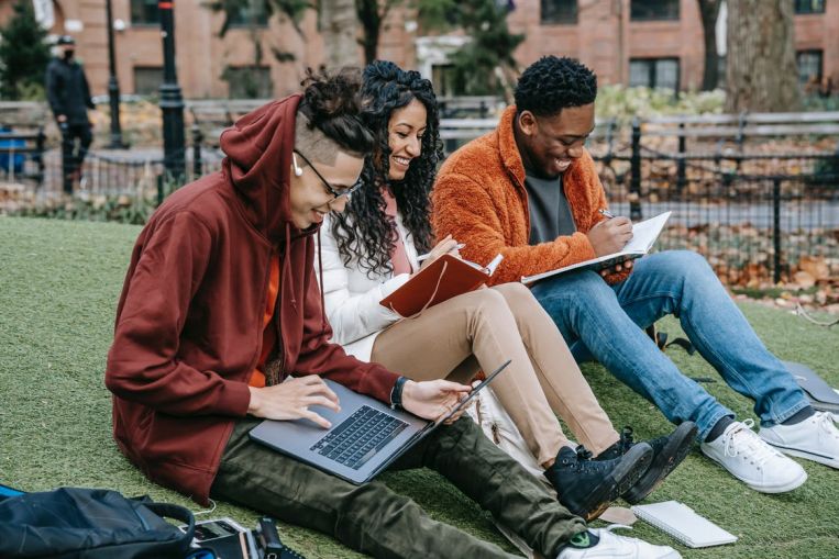 Stock-trading app Robinhood takes aim at college students, Invest News & Top Stories