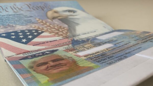 Coloradense recibe el primer pasaporte con el género ‘X’