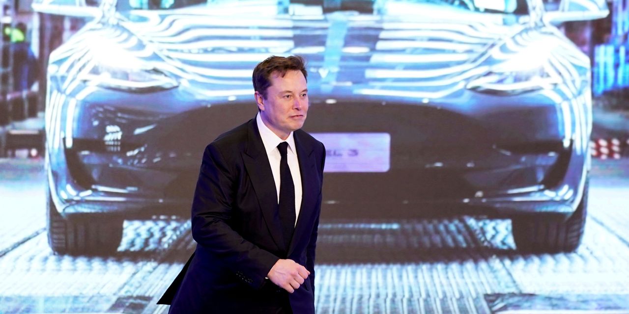 Elon Musk Insults Tesla Shareholders’ Intelligence