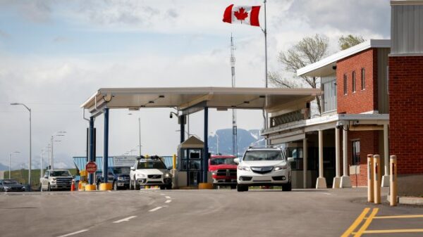 Snowbirds gather at Alberta border towns in advance of Nov. 8 reopening