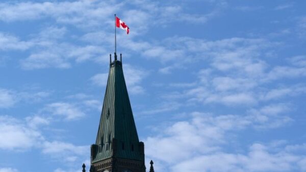 Canadian flag raised to full mast ahead of lowering on Indigenous Veterans Day – National