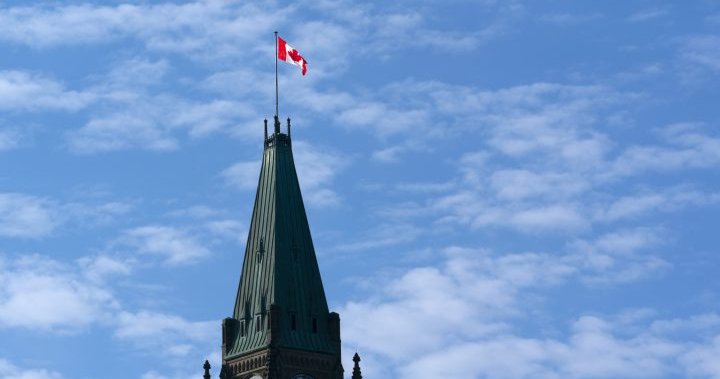 Canadian flag raised to full mast ahead of lowering on Indigenous Veterans Day – National