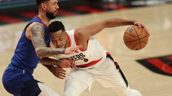 CJ McCollum scores 32 as Blazers high skidding Nuggets