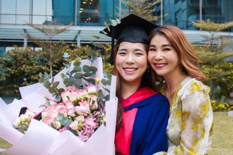 Actress Chen Xiuhuan attends daughter’s university graduation ceremony, Entertainment News & Top Stories