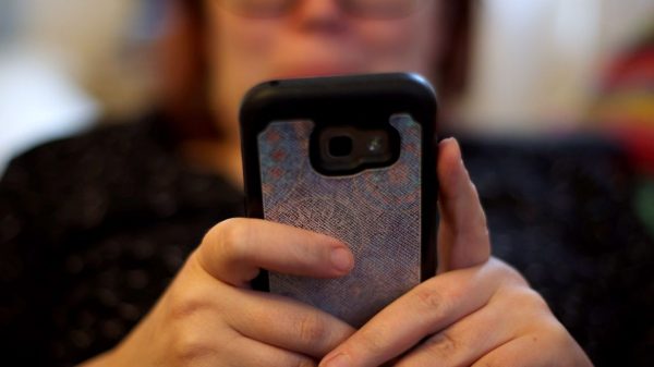 Apple, Google Maintain ‘Vise-Like Grip’ on Smartphones, U.Ok. Regulator Says