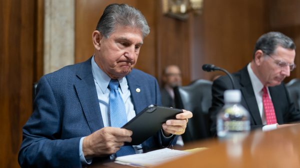 Dems weigh forcing Manchin's hand on their .7T megabill