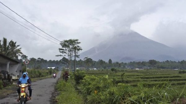 1 lifeless, dozens injured after Indonesia’s Semeru volcano spews ash and lava – Nationwide