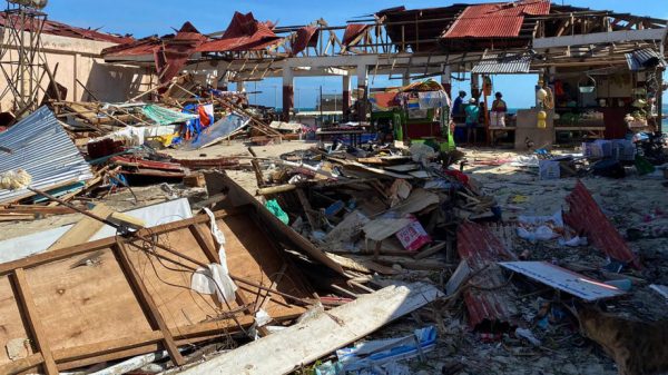 Storm deaths in Philippines prime 140; mayors plead for meals