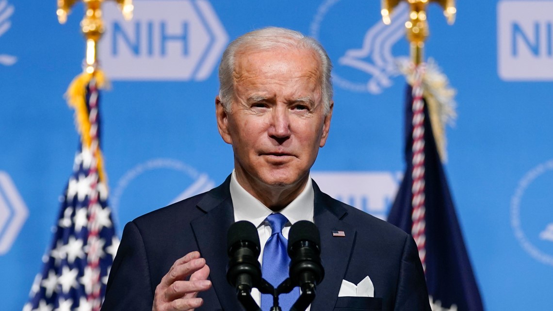 Biden anuncia nuevas medidas para combatir aumento de casos de ómicron