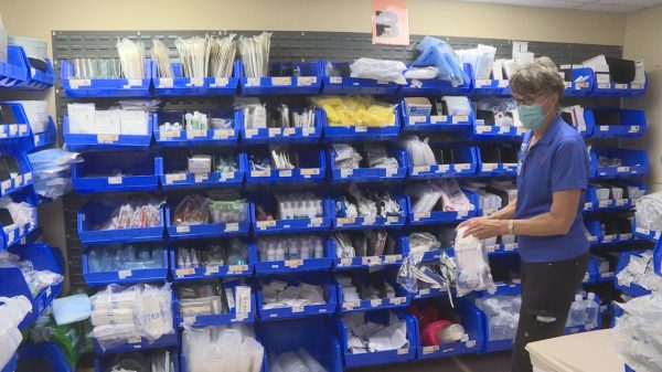 Volunteers lighten load for medical doctors, nurses at Denver hospital