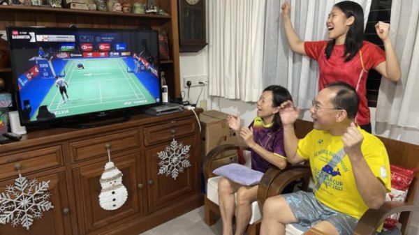 Badminton: Singaporeans, sports activities group rejoice Loh Kean Yew’s feat