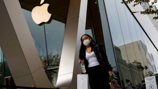 Apple, world’s most dear firm, closes in on US trillion market worth, Firms & Markets Information & High Tales