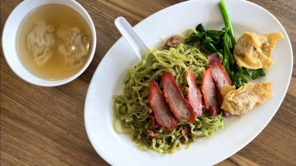 Meals Picks: Wonton noodles with a twist, hawker snacks at residence, Meals Information & Prime Tales