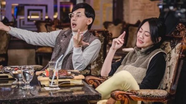 Did Taiwanese TV host Dee Hsu give a pink packet to ex-boyfriend Mickey Huang for his marriage ceremony?