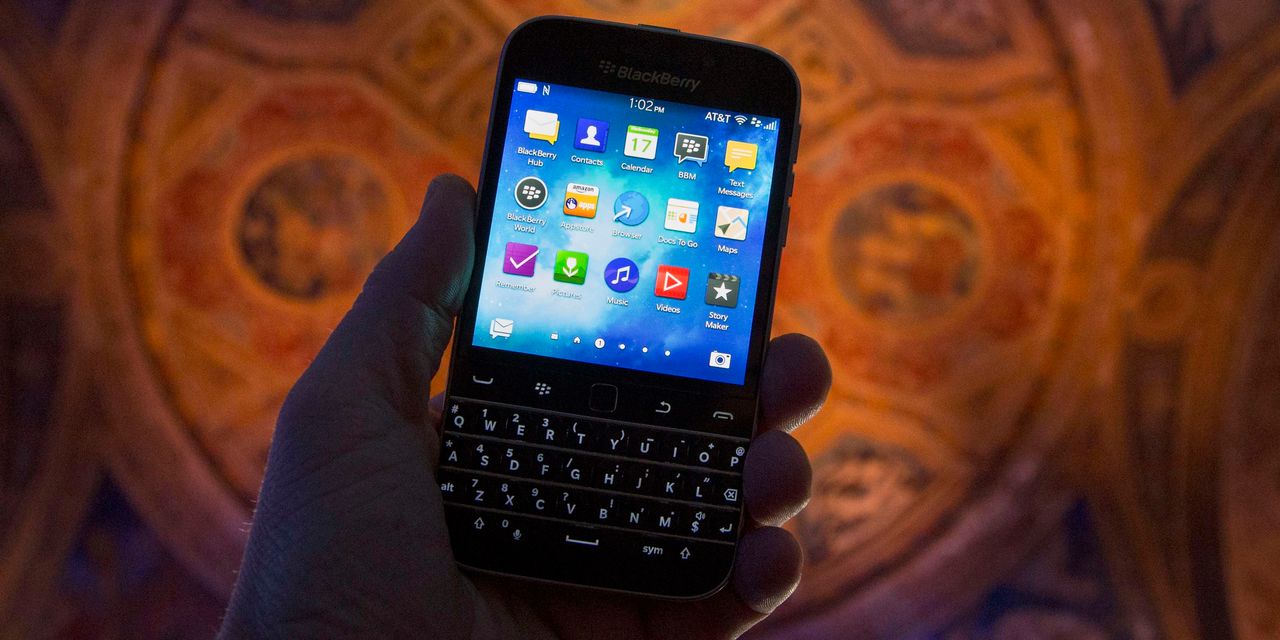 BlackBerry Die-Hards Battle With Closing Blow